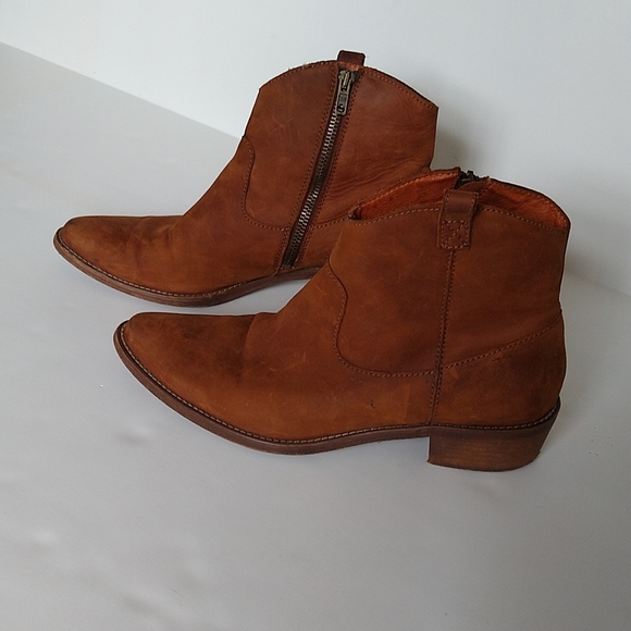 Madewell Shoes - Madewell Barnwood brown leather western ankle boots 8
